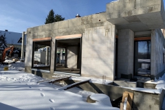 Baustelle mit Aluminium Fenster im Winter